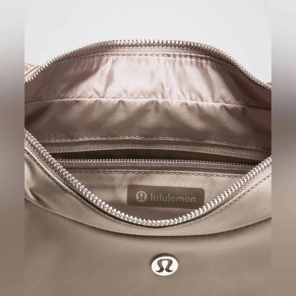 🆕🤎 Lululemon City Essentials Shoulder Bag 4L - Warm Ash Grey / Silver - Picture 4 of 9